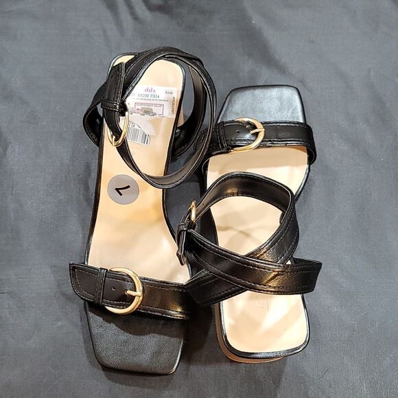 NEW SODA Square Open Toe Metal Buckle Sandals Satacked Low Heel SANDAL - Picture 4 of 16